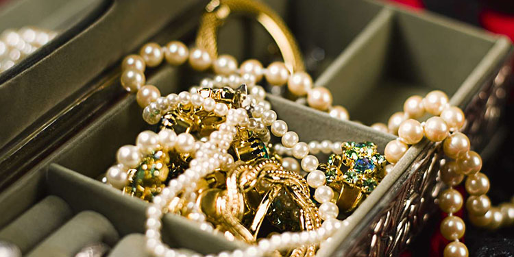 how to select jewelry for holidays